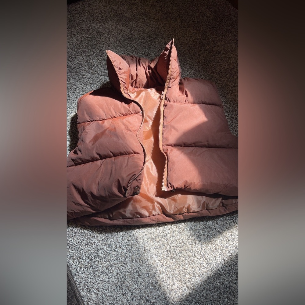 Cropped Puffer Vest    $10    Size:M